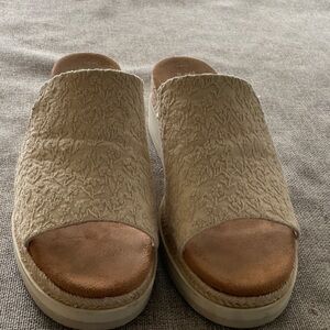 Toms Beige Textured Women's Mules